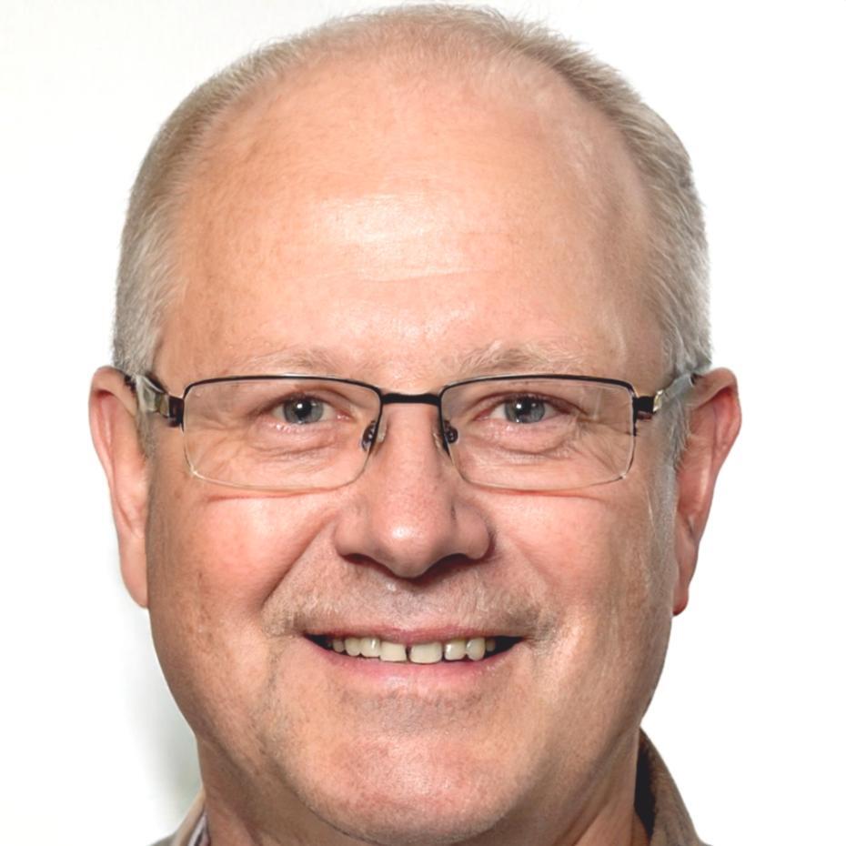 Profesional presentando análisis financiero en sesión colaborativa