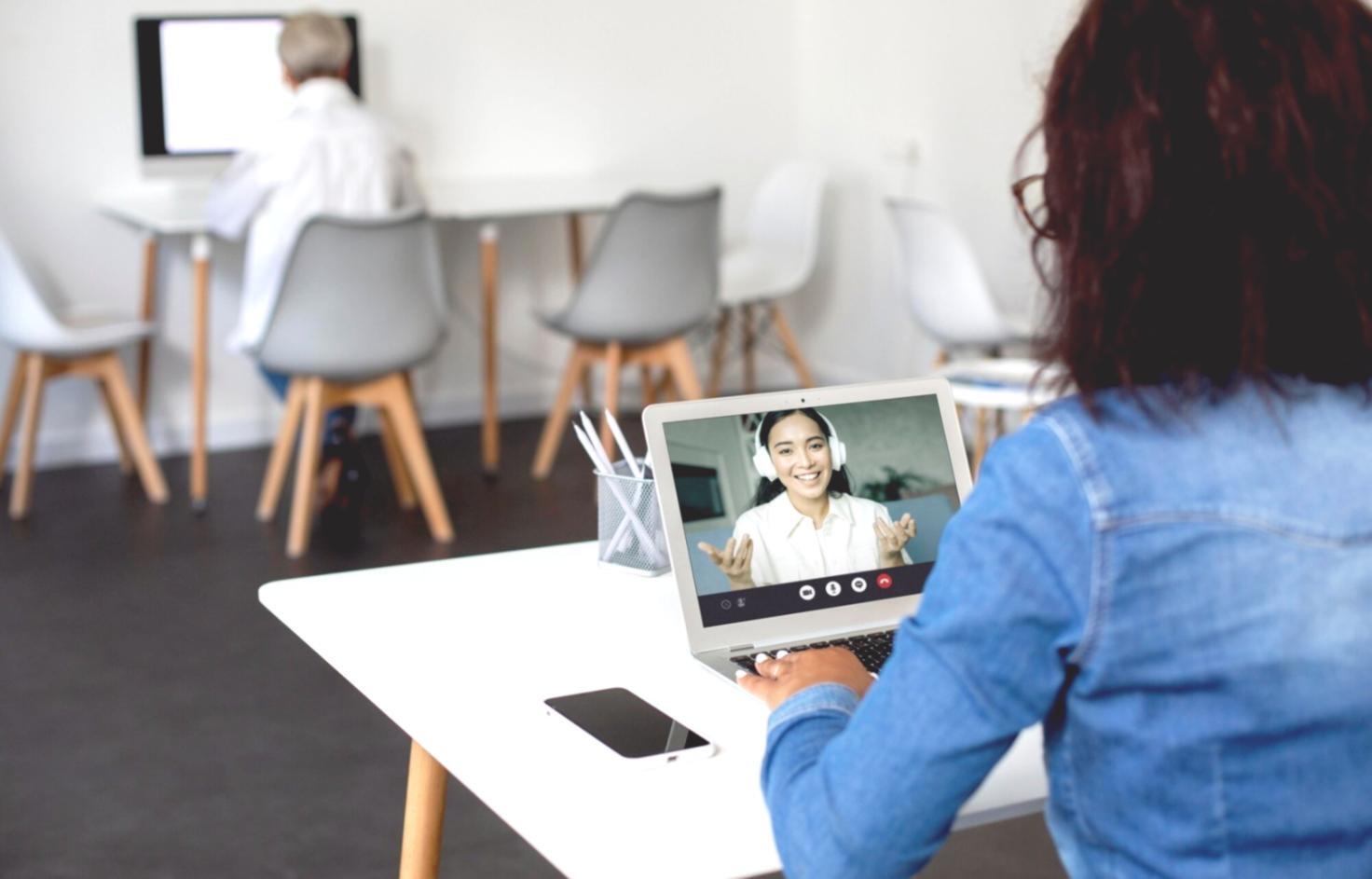 Equipo colaborando en el desarrollo de estrategias de presentación financiera