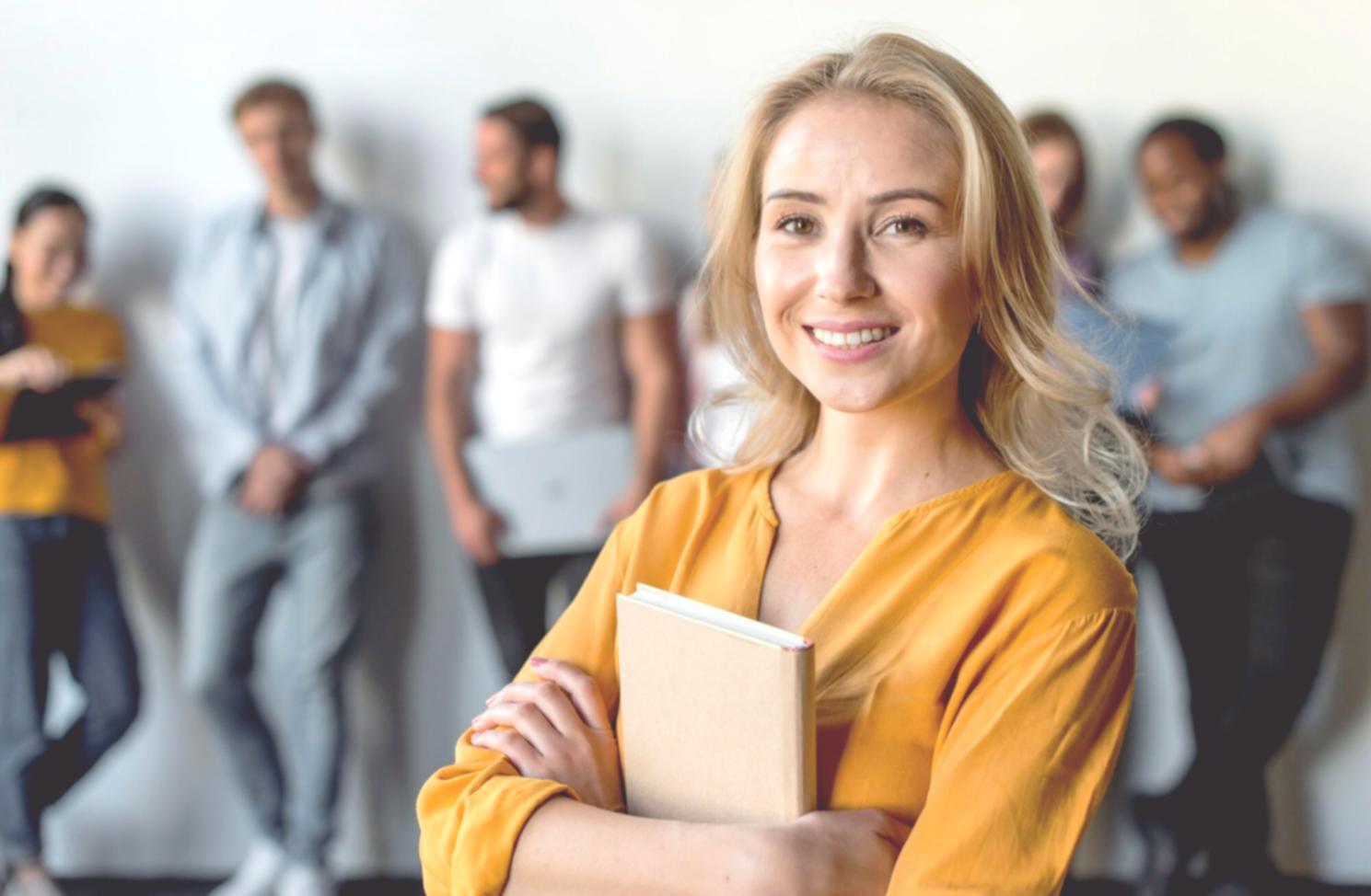 Equipo Bikonrexza trabajando en estrategias de presentación